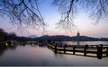 苏堤春晓、断桥残雪、雷峰夕照、南屏晚钟、曲院风荷、花港观鱼- 杭州市 .