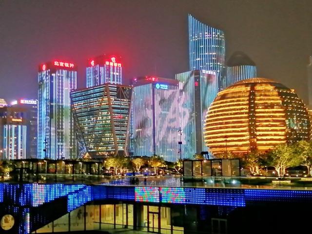 杭州钱江新城灯光秀,是杭州2016年g20峰会后杭州的城市名片,30余栋